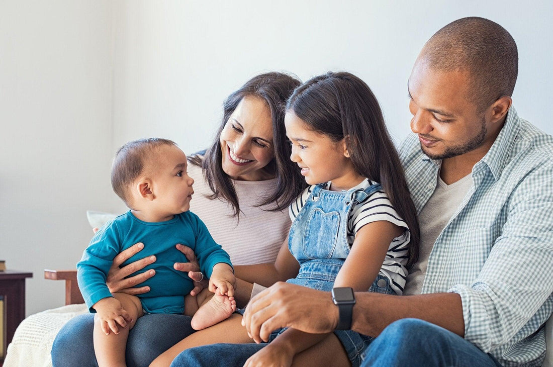 Famille heureuse dans une maison qui sent bon