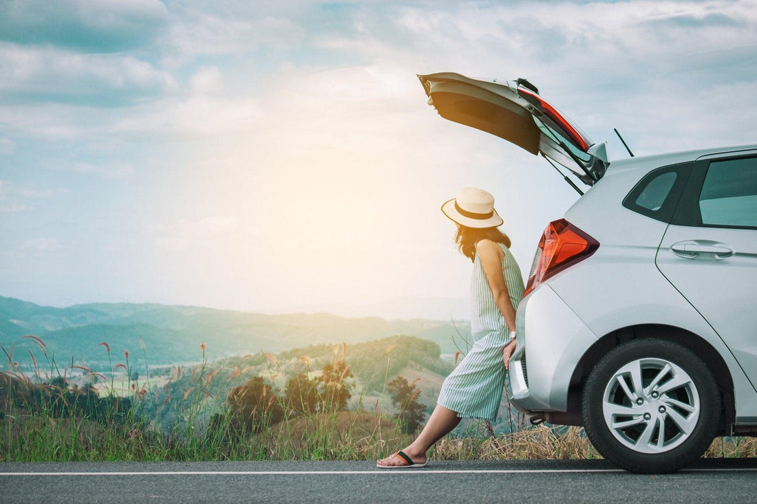 Femme qui laisse sortir les mauvaises odeurs de sa voiture