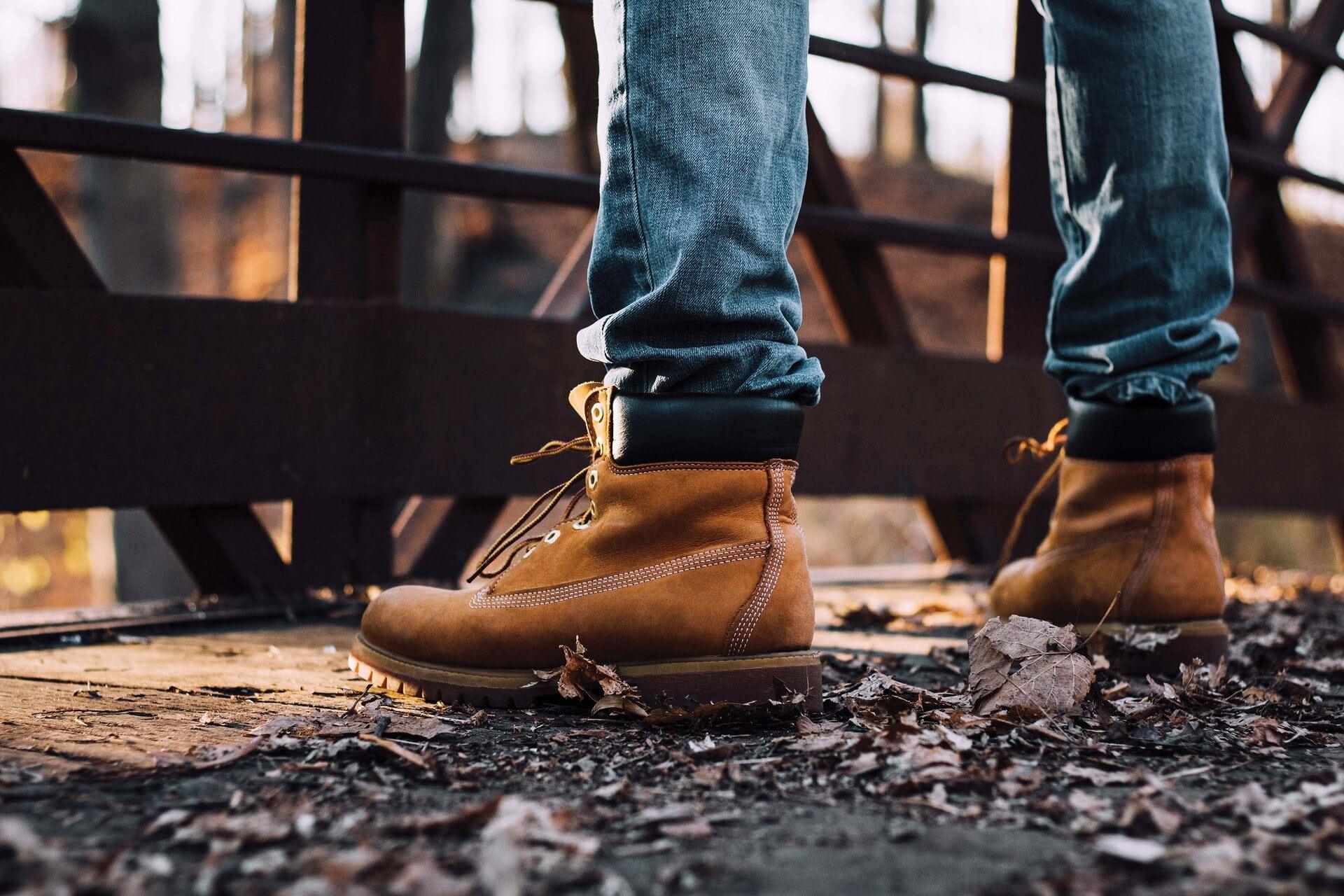 Bottes de travail sur un chantier